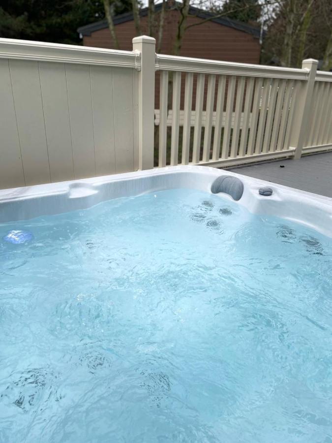 Happy Days Lodge With Hot Tub York Extérieur photo