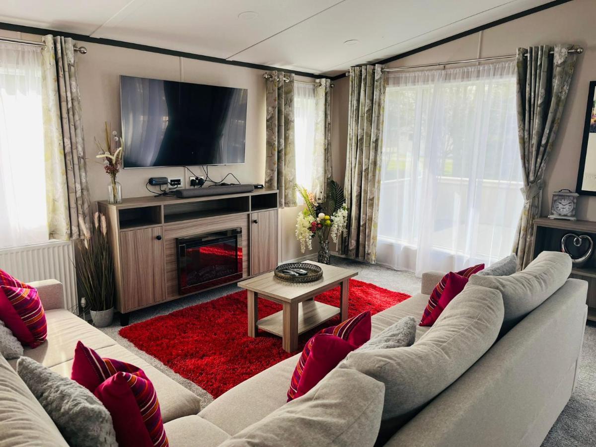 Happy Days Lodge With Hot Tub York Extérieur photo